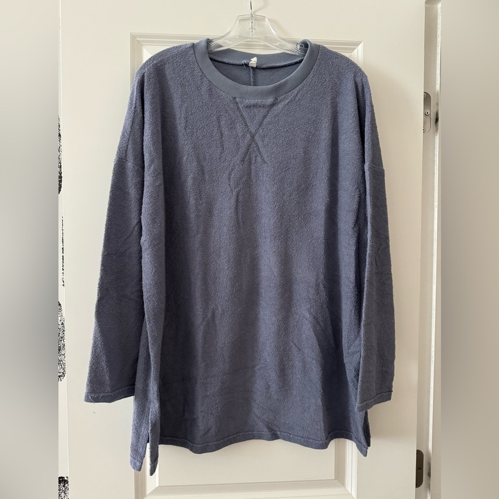 Pink blush women’s tunic top. Size M. Purple-gray color. Split side hem detail.